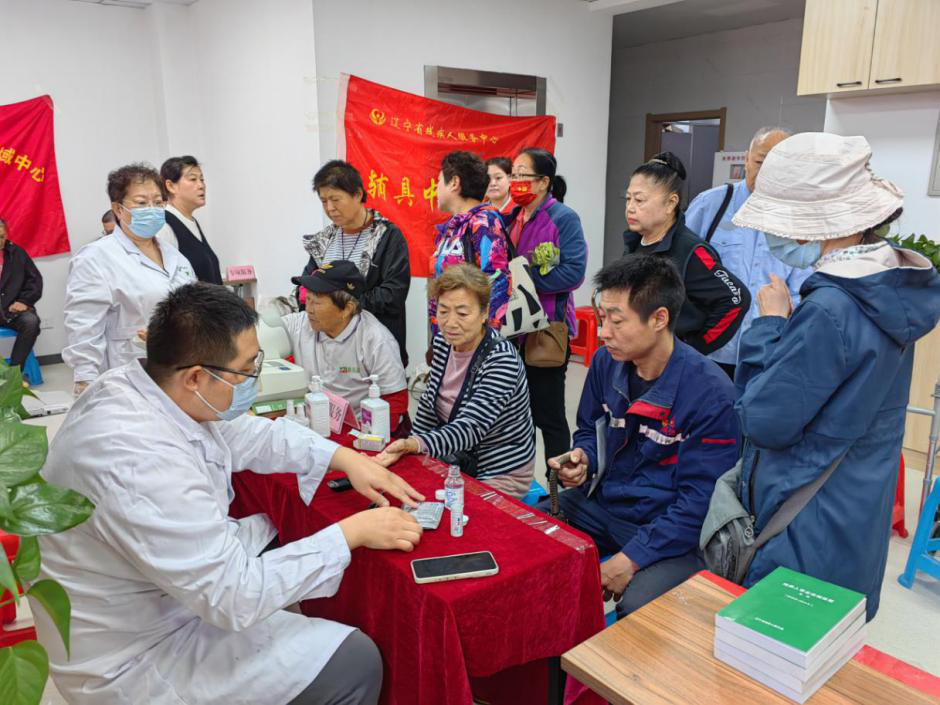 图为辅助器具服务现场